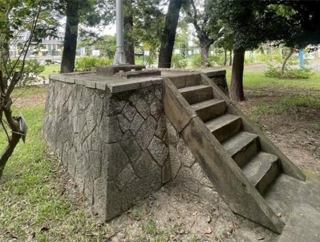 高雄市立左营国小校内有1座升旗台，为日治时期所建的「小神社」改造而成，近日校友们提报计画，盼能将此升旗台作为文化资产保留歷史意义。（高市议员陈玫娟提供／纪爰高雄传真）