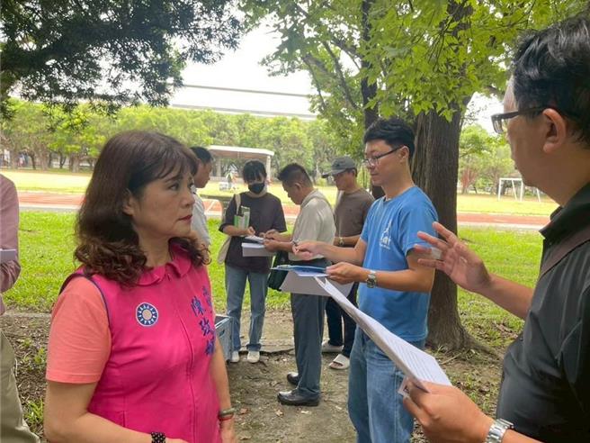 高市议员陈玫娟（前排左）、文化局专案小组等单位，日前赴左营国小升旗台实地勘查。（高市议员陈玫娟提供／纪爰高雄传真）