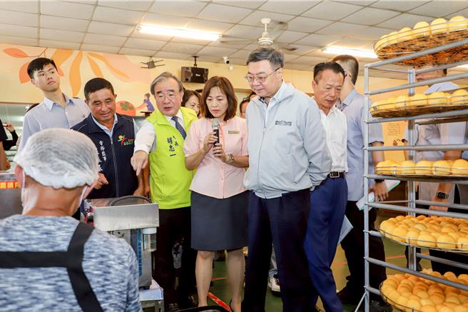 行政院長卓榮泰21日視察番路鄉農會，展現中央與地方合力推動柿子產業升級。（嘉縣府提供／廖素慧嘉縣傳真）