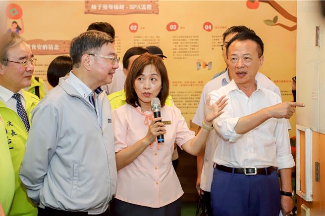 行政院長卓榮泰21日視察番路鄉農會，參觀柿子加工現況。（嘉縣府提供／廖素慧嘉縣傳真）