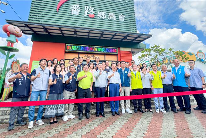 行政院長卓榮泰21日視察番路鄉農會飲冰柿茶集展售中心。（嘉縣府提供／廖素慧嘉縣傳真）