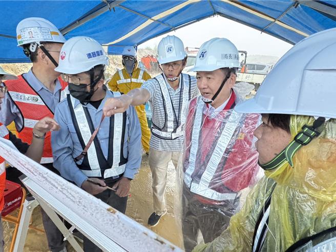 颱风即将袭台，高市捷运局长吴嘉昌前往捷运轻轨营运路段及施工中黄线各区段标视察，提前做人力、机具设备及物料等相关防颱整备工作。（高市捷运局提供／纪爰高雄传真）