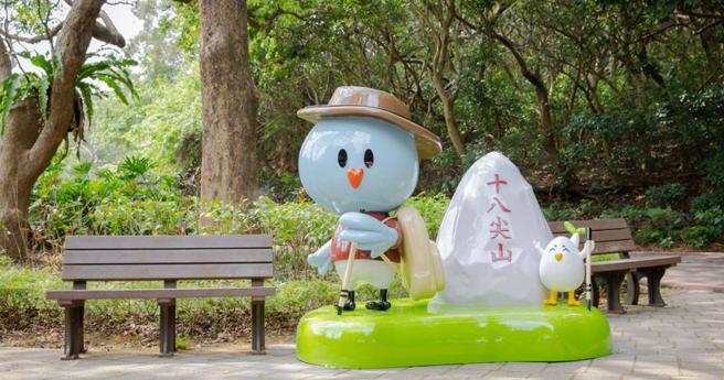 网友凌晨3点到新竹十八尖山閒晃，惊见一群老人准备登山。（图／新竹市政府提供）