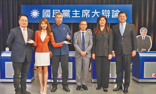 「国民党主席大辩论」20日在中天电视台举行，提问人蔡正元（左起）、主持人李佩瑄与3位候选人张亚中、罗智强、郑丽文及提问人周锡玮一同合影。（姚志平摄）
