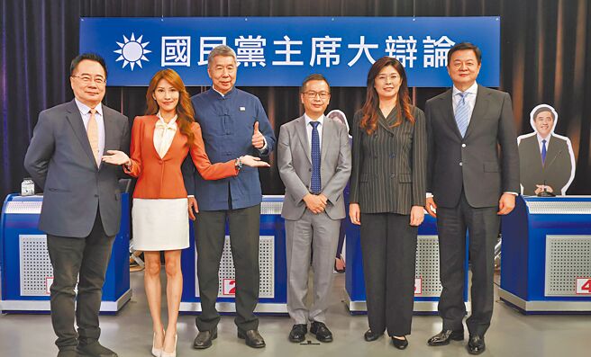 「国民党主席大辩论」20日在中天电视台举行，提问人蔡正元（左起）、主持人李佩瑄与3位候选人张亚中、罗智强、郑丽文及提问人周锡玮一同合影。（姚志平摄）