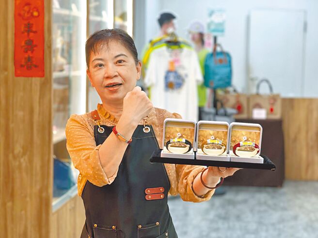 台南市安平开台天后宫文创服务中心的妈祖符令手炼深受大眾喜爱。（洪荣志摄）