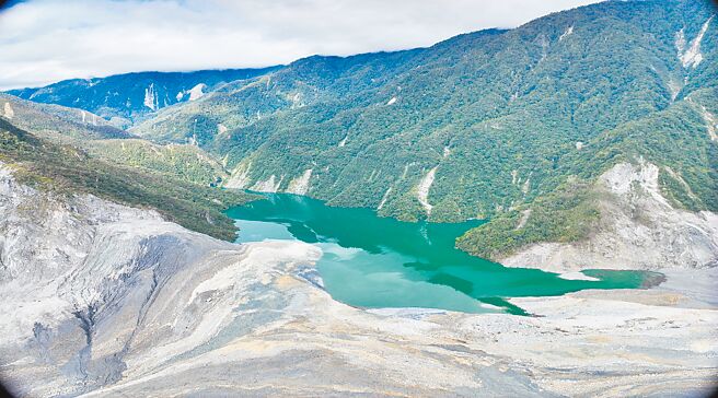 因颱風逼近，林保署花蓮分署分署緊盯馬太鞍溪堰塞湖水位溢流狀況，將發布黃紅色警戒，請居民撤離，圖為馬太鞍溪堰塞湖近日空拍影像。（林保署花蓮分署提供／王志偉花蓮傳真）