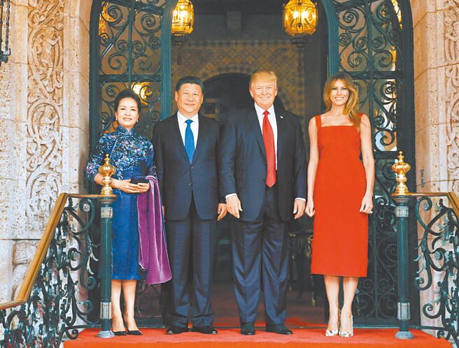 中美元首19日进行「川习通话」，美国总统川普在社交平台上表示取得许多议题进度，将与习近平在10月APEC高峰会见面。图为2017年11月，大陆国家主席习近平在美国佛罗里达州海湖庄园同美国总统川普举行中美元首会晤。（新华社）