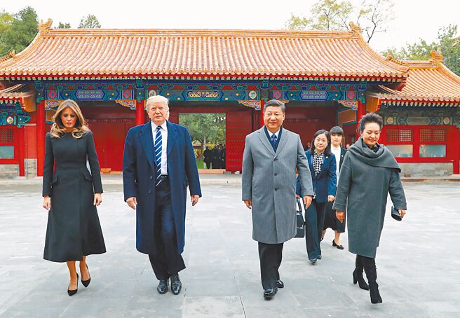 美中元首19日晚间通话后，字节跳动20日凌晨公告表示，「将按照中国法律要求推进相关工作」，以让旗下TikTok美国公司继续提供服务。图为2017年11月，大陆国家主席习近平在北京故宫迎接来华进行国是访问的美国总统川普。（新华社）