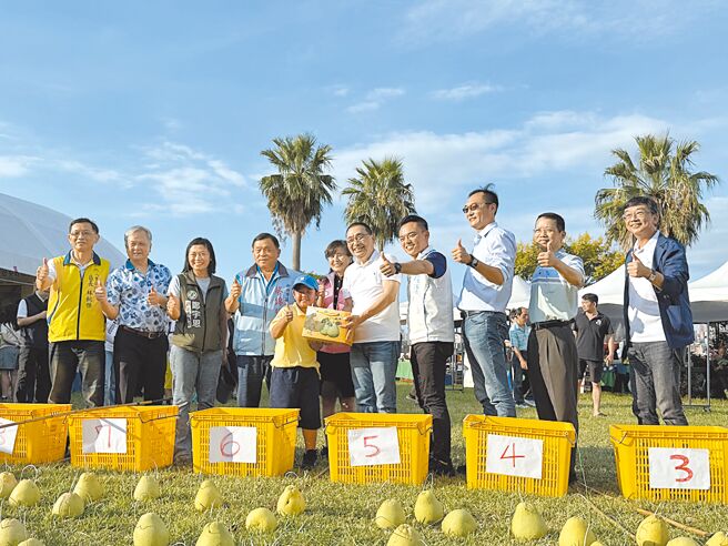 新北市長侯友宜（右五）20日親自出席新北市文旦柚產地展售會，並頒發新北市文旦柚評鑑特等獎。（高鈞麟攝）