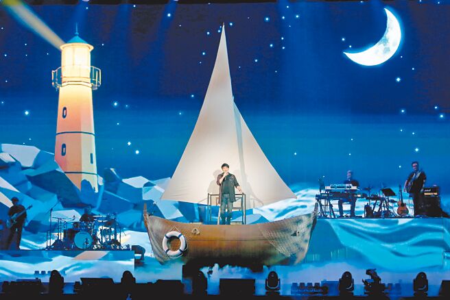 周華健登上特製船型舞台，氣勢萬鈞。（范揚光攝）