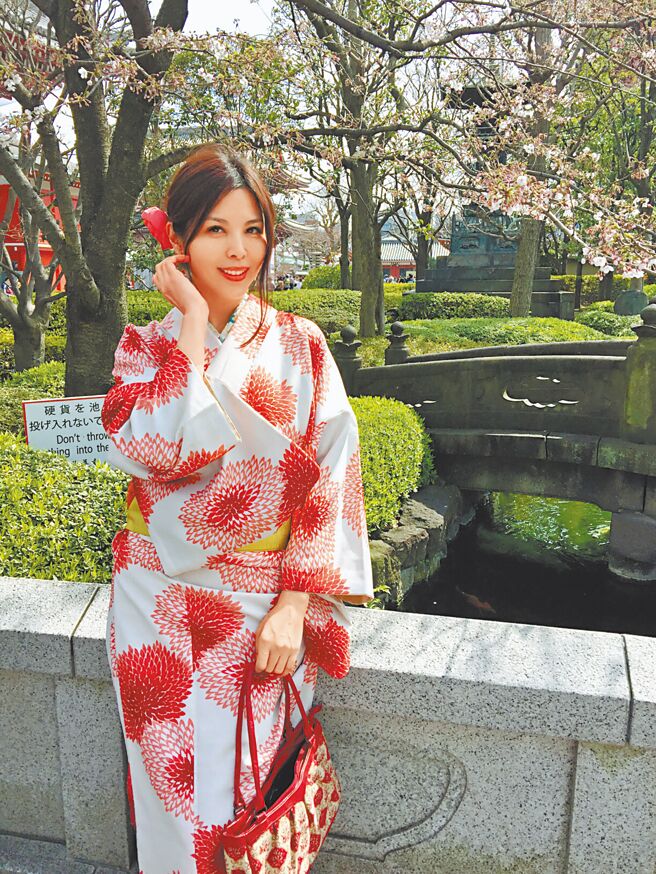 王百瑜在東京體驗穿和服。（伊林娛樂提供）