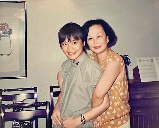 張艾嘉（左）有個優雅美麗的媽媽，媽媽近期才過百歲壽誕。（張艾嘉提供）