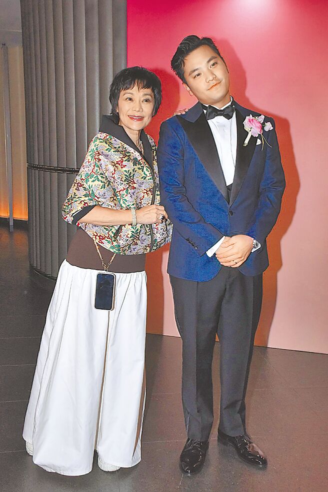 張艾嘉（左）與兒子王令塵母子感情愈來愈親密。（資料照片）