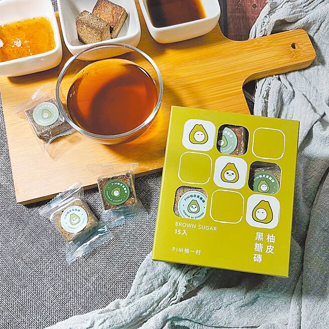 洁净居家清洁用品品牌「净毒五郎」，协助南部受风灾重创的果农，于官网推出柚皮黑糖砖礼盒（见图），使用南台湾麻豆文旦柚的部分落果果皮，经严格筛选后与手工黑糖慢火熬煮而成，15入售价250元。（净毒五郎提供）