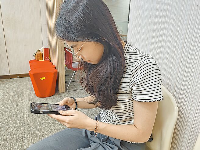 一名20岁女大学生长期头痛、颈部酸痛僵硬，X光检查显示颈椎提前退化。示意图，非新闻当事人。（王家瑜摄）