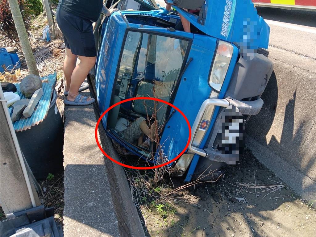 屏東縣一名80歲鄭姓老翁駕駛小貨車墜落大排水溝，卡在車內，消防人員小心翼翼救出，幸無生命危險。（屏東縣消防局提供／羅琦文屏東傳真）
