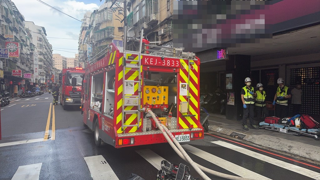 新北市土城區延和路的公寓頂加鐵皮火警，屋內救出一名女住戶已無呼吸脈搏，送醫搶救。（翻攝畫面）