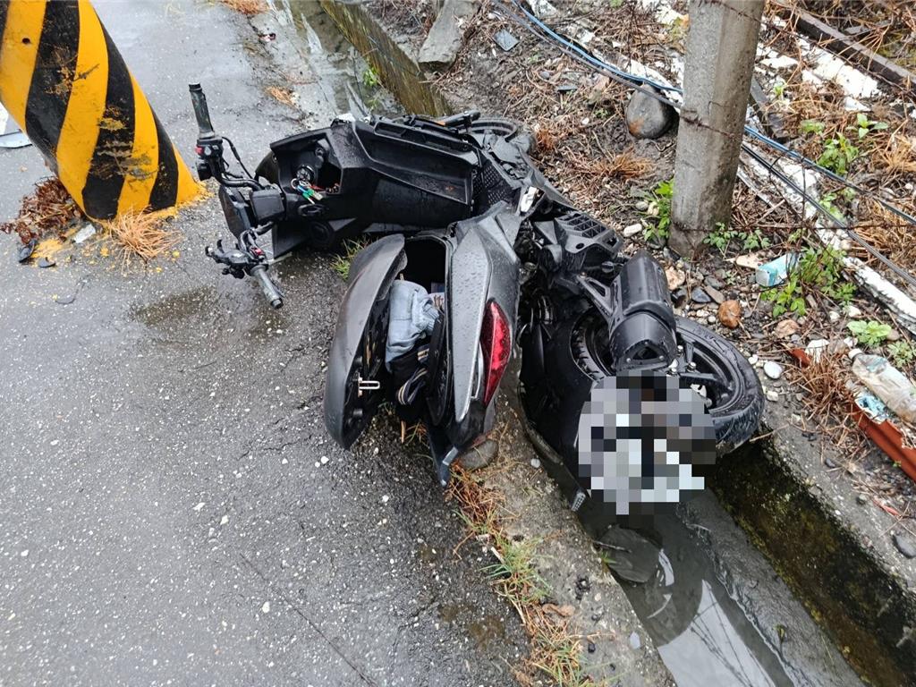 花蓮20歲黃姓男子今天清晨騎乘機車附載21歲林姓女子，行經南海四街時，不明原因自撞路旁電線桿。（民眾提供／羅亦晽花蓮傳真）