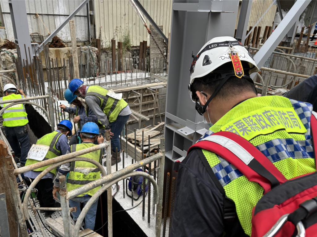 苗栗縣三義鄉鯉魚村「立安東」化工廠，22日下午新建廠房地下室在粉刷油漆時，疑因在密閉空間吸入過多甲苯氣體，當場造成6名工人不適，幸都無大礙。（讀者提供／謝明俊苗栗傳真）