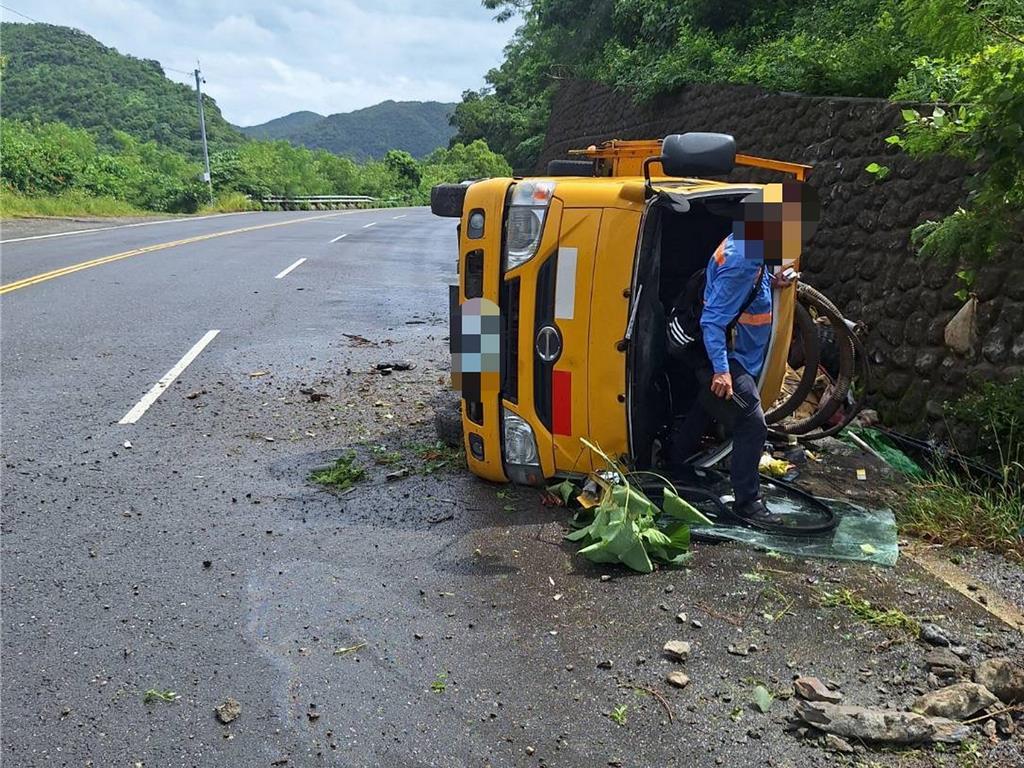 陳姓男子在台9線疑因過彎不當，自撞山壁，車輛翻覆。（警方提供／羅琦文屏東傳真）