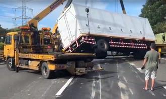 國3大溪段聯結車「脫鉤翻覆」  橫躺3車道一度造成大塞