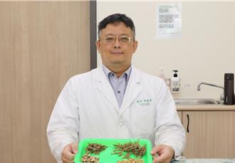 手長水泡爆痛！20歲男汗皰疹癢到流血 中醫調理3個月改善