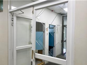 影》強颱樺加沙還沒到！台東縣府玻璃門又被吹破