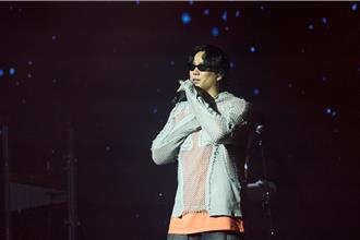 蕭煌奇49歲生日前夕當爸？ 3男上台認他作父