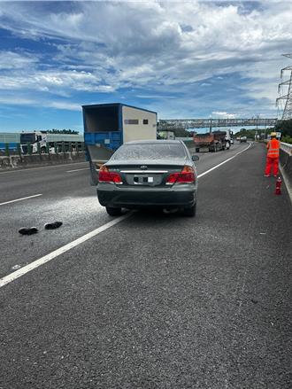 國3爆胎自撞護欄車輛起火 男駕駛二度燒燙傷送醫