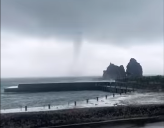 影》樺加沙觸陸！綠島將軍岩前海域驚現水龍捲