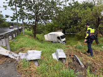 雨中急煞閃避照相機 物流車撞破台64護欄翻落邊坡