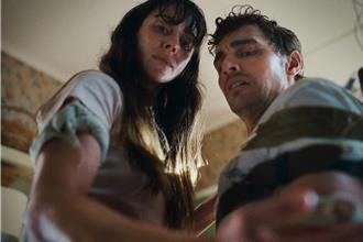 好萊塢星光夫妻新作遭折磨 每日慘被假體道具綁10小時