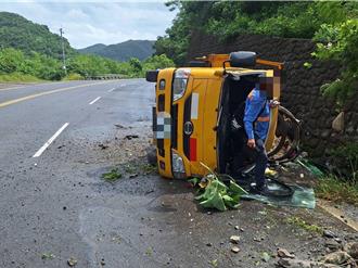 貨車過彎不慎自撞山壁 當場側翻阻交通