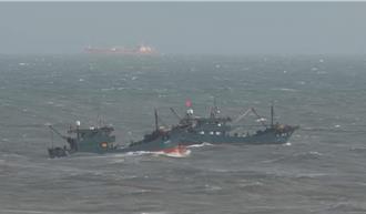 強颱樺加沙來襲   大陸漁船金門越界捕魚離岸不到100公尺