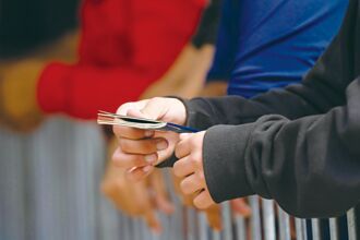 美國H-1B簽證費暴漲 嚇壞科技業