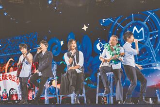 五月天被歌迷吃豆腐