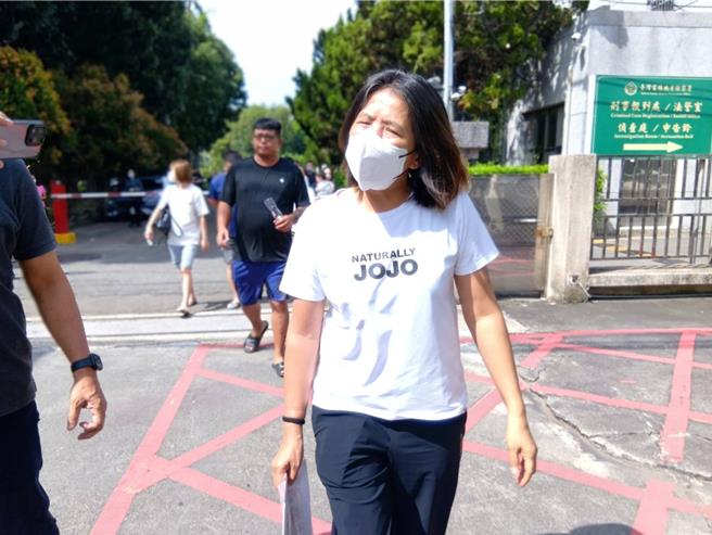 前雲林縣台西鄉長林芬瑩因光電弊案收賄560萬判12年，22日入監前表示「覺得不滿、非常無奈」。（張朝欣攝）