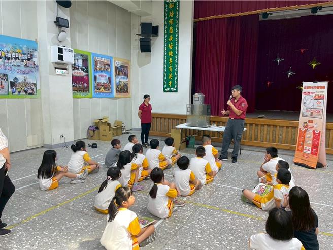 桃園市消防局第三大隊山腳分隊於22日前往山腳國小舉辦「小小消防營體驗活動」，透過多元闖關設計，讓學童們在遊樂的同時，學習多樣的防災知識與自我保護的技能。（山腳消防分隊提供）