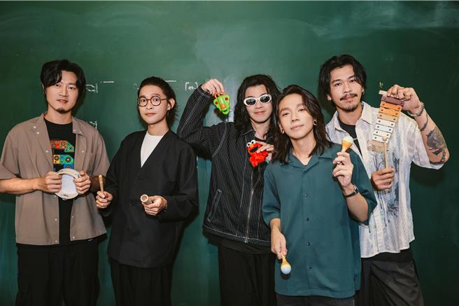 麋先生为贝斯手以诺千金送上全新单曲〈散散步〉。（相信音乐提供）