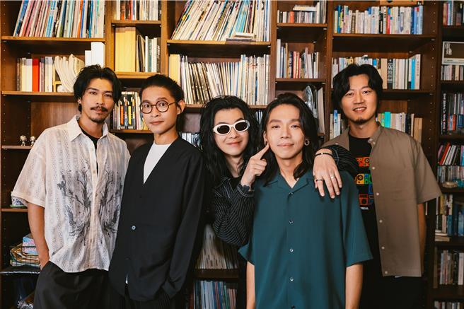 麋先生为贝斯手以诺千金送上全新单曲〈散散步〉。（相信音乐提供）