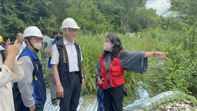 马头山自然人文协会长黄惠敏（右）指出，马头山周边有农民种植蜜蕉、芭乐，若废弃物持续弃置，造成周边水污染，也会影响农民生计。（纪爰摄）