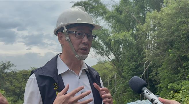 高市环保局副局长高宗永在现场向居民解释今日工程范围。（纪爰摄）