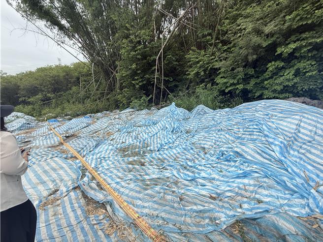 封锁线右侧为高市府用地，22日环保局先派员清理该地废弃物。（纪爰摄）