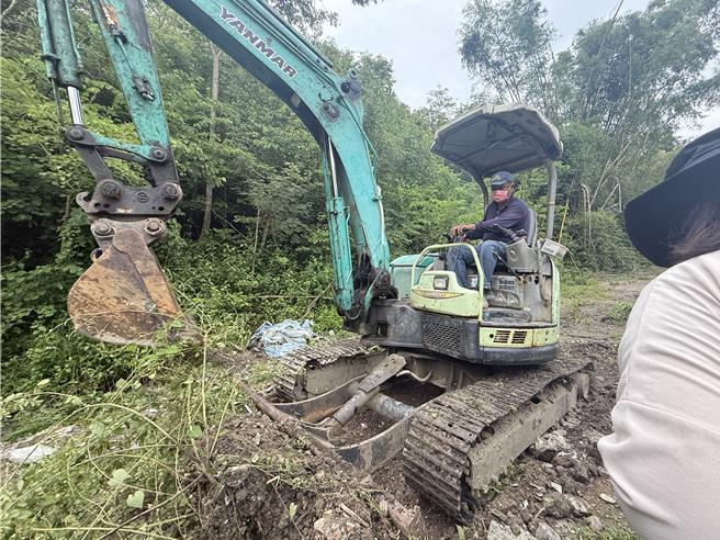 22日环保局派员清理马头山市府用地废弃物。（纪爰摄）