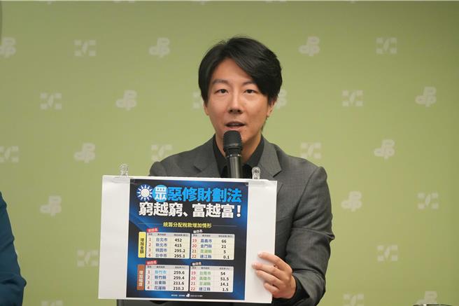 民进党今召开「要拿又要嘴 蒋卢做事没半撇」记者会。（民进党提供）