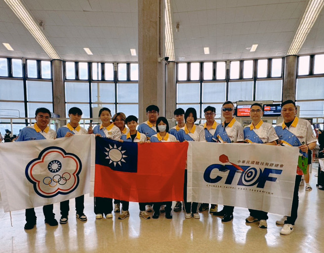 台湾国家代表队启程前往韩国出赛世界杯。(中华民国竞技飞镖总会提供)