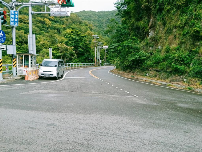 台9線南迴公路金崙至多良路段（398K＋600至400K＋050）實施南下車道交通管制。（公路局提供／蕭嘉蕙台東傳真）