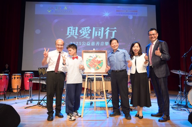 特教生藝術創作義賣「富貴花開」，由愛心人士以12萬元的競標價格帶回。（台北市家長會長協會理事長提供）