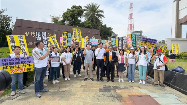 民眾党立法院党团今（22）日率团前往高雄兴达电厂考察，针对9月9日新2号机爆炸事件追查。（柯宗纬摄）